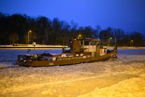 Ein Eisbrecher dreht am frühen Morgen auf dem vereisten Mittellandkanal vor der Schleuse Anderten Runden. Foto: Julian Stratensc