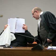 München: Der Angeklagte im Prozess in wegen versuchten Mordes und Vergewaltigung neben seinem Anwalt Bernhard Welke