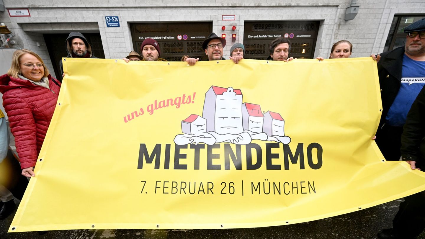 Bereits im Herbst hatten ein Bündnis für die große Mietendemo am 7. Februar geworben. (Archivbild) Foto: Felix Hörhager/dpa