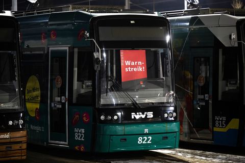 Straßenbahnen blieben auch in Schwerin im Depot. Foto: Philip Dulian/dpa