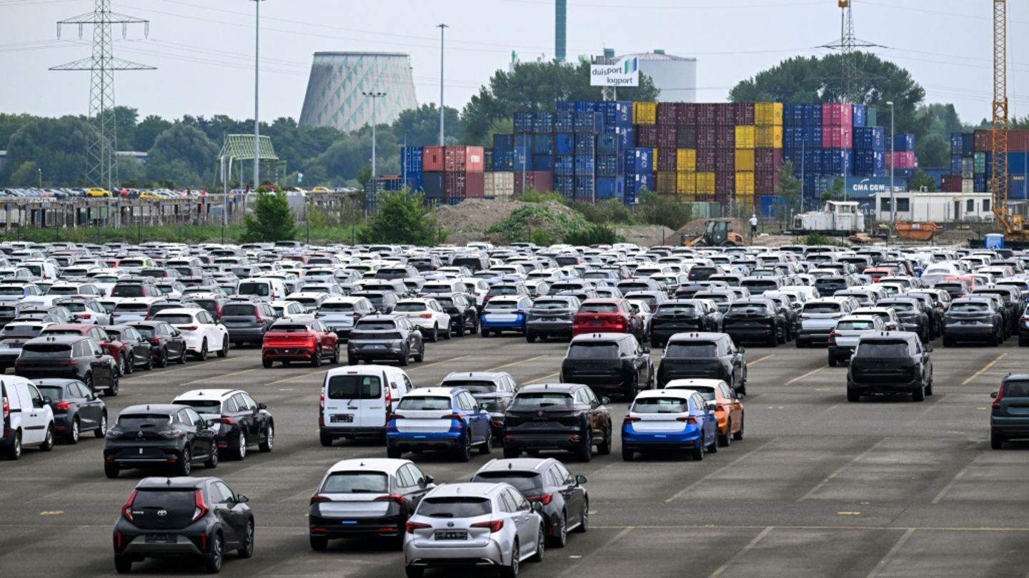 Neuwagen am Duisburger Hafen