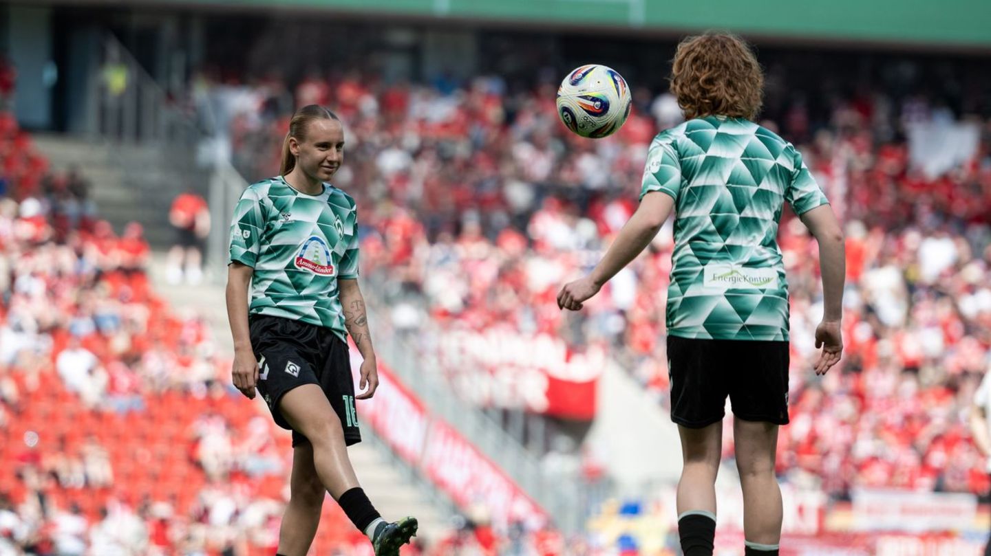 Stürmerin Emöke Papai (links) wechselt von Bremen nach München. (Archivbild) Foto: Fabian Strauch/dpa