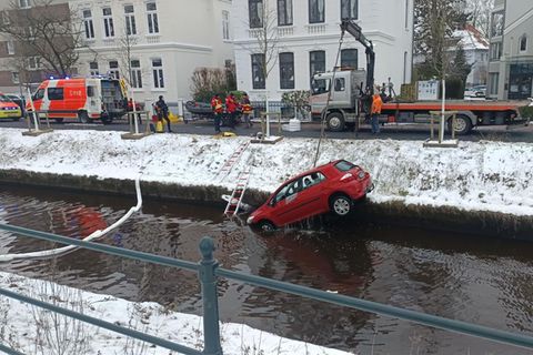 Der Ersthelfer sprang laut Polizei in den Fluss, um den Senior aus dem Auto zu retten. Foto: -/Nord-West-Media TV/dpa