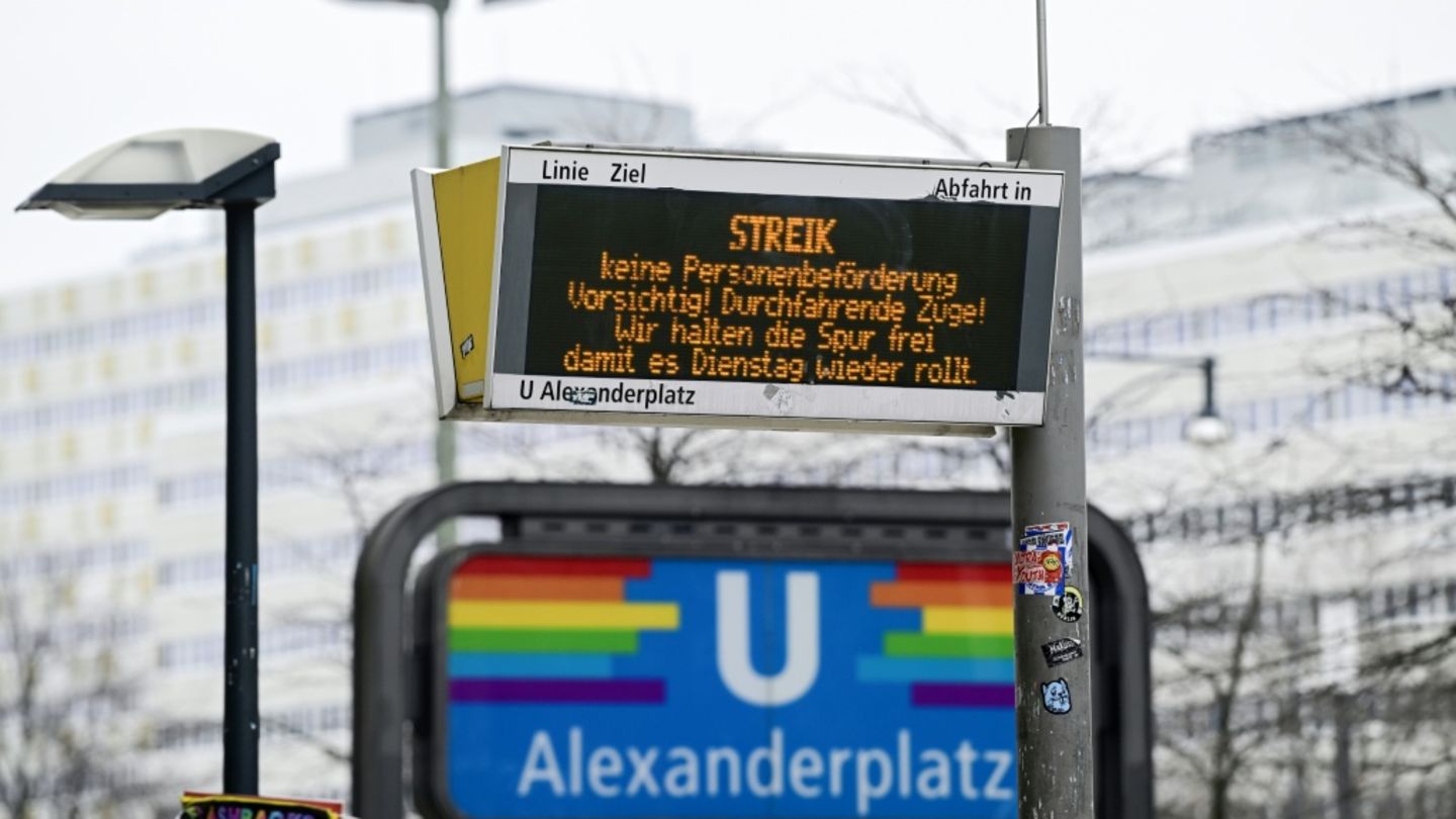 Anzeigetafel am Alexanderplatz in Berlin