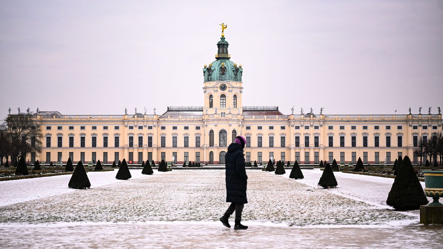 In Berlin bleibt es kalt - auch der Schlosspark Charlottenburg ist vereist. Foto: Britta Pedersen/dpa