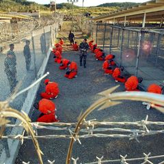 Wie diese Gefangenen in den orangefarbenen Overalls war Mohamedou Ould Slahi ein Guantánamo-Häftling. (Archivbild) Foto: Shane T