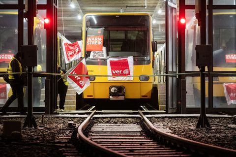In insgesamt sieben Großstädten im Land blieben Busse und Bahnen im Depot. Foto: Marijan Murat/dpa