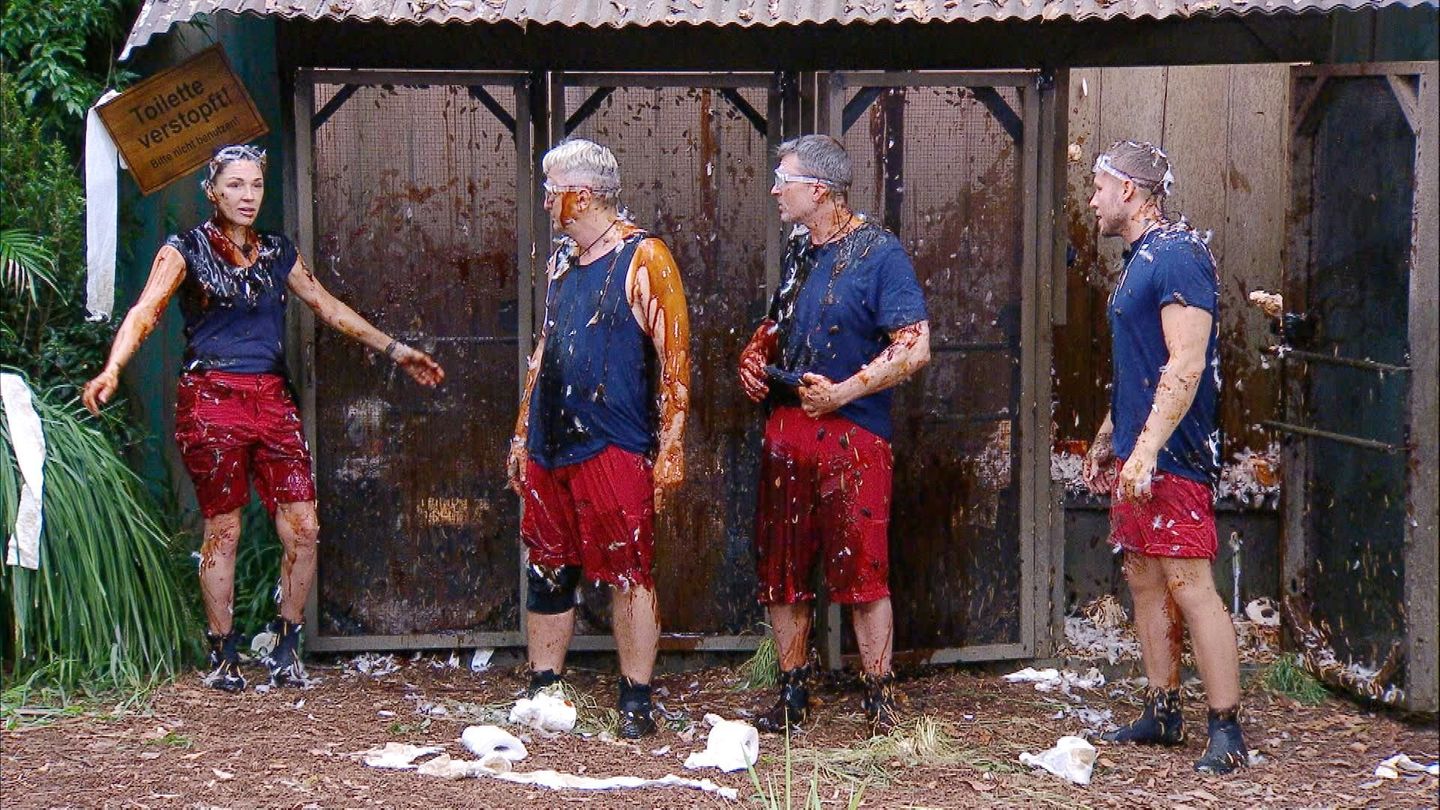 Hinterher sind die vier Stars mit Schlotze, Federn und Insekten übersät. Gelohnt hat sich die Mühe jedoch nicht besonders: Lediglich drei Sterne haben die "kloreichen Vier" erspielt. Entsprechend schlecht ist die Sitmmung