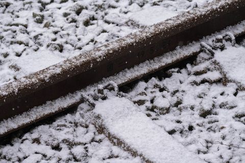 Kälte kann eine Ursache sein, dass Schienen brechen. (Symbolbild) Foto: Stefan Sauer/dpa