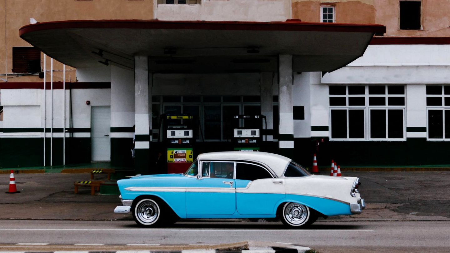 Ein Fahrzeug vor einer Tankstelle in Kuba (Archivbild)