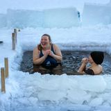Vilnius, Litauen. Bei -27 Grad Celsius in einen See springen? Brrrrrr! Während viele allein bei dem Gedanken sicher einen Kälteschock bekommen, trotzen diese zwei Frauen an einem sehr kalten Morgen dem litauischen Winter. Die Tradition des Eisbades, die Körper und Geist gleichermaßen herausfordert, soll das Wohlbefinden verbessern. Und gemeinsam macht es gleich viel mehr Spaß