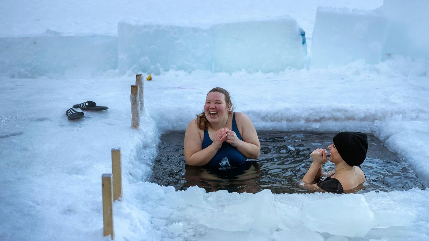 Vilnius, Litauen. Bei -27 Grad Celsius in einen See springen? Brrrrrr! Während viele allein bei dem Gedanken sicher einen Kälteschock bekommen, trotzen diese zwei Frauen an einem sehr kalten Morgen dem litauischen Winter. Die Tradition des Eisbades, die Körper und Geist gleichermaßen herausfordert, soll das Wohlbefinden verbessern. Und gemeinsam macht es gleich viel mehr Spaß