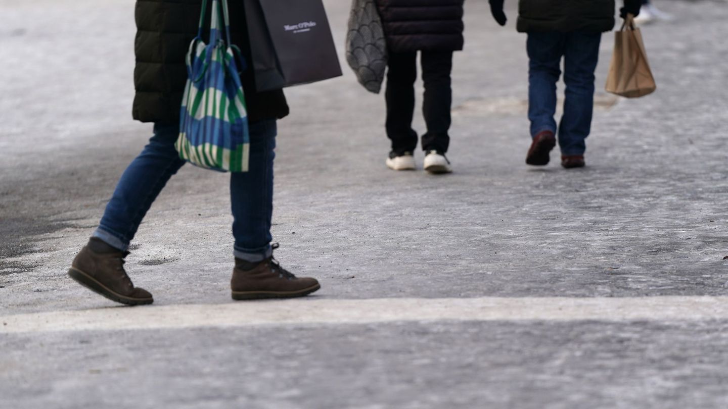 Eine Seniorin ist beim Spazierengehen in Hamburg-Eppendorf in den Isebekkanal gerutscht. (Symbolbild) Foto: Marcus Brandt/dpa