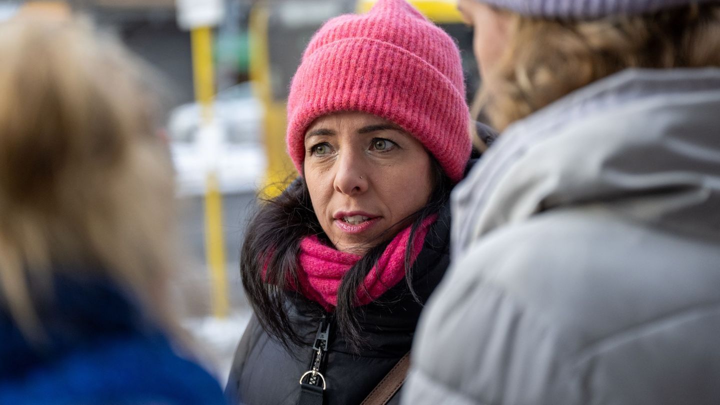 Linke-Spitzenkandidatin Elif Eralp fordert schnelle Hilfe für die Berliner Bezirke. (Archivbild) Foto: Christophe Gateau/dpa