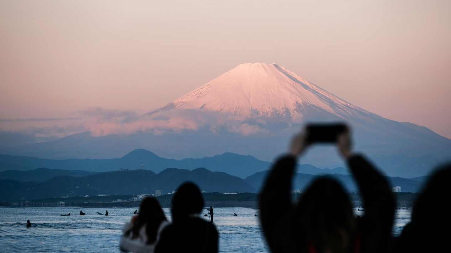 Der Mount Fuji lockt jedes Jahr zehntausende Touristen nach Japan – und die hinterlassen auf den Wanderwegen jede Menge Müll. Um die Natur besser vor den Massen an Besuchern zu schützen verlangt die japanische Regierung seit dem Sommer 2024 eine Gebühr für alle Wege, die auf den Vulkan führen. Wer den Aufstieg trotzdem machen will, muss umgerechnet etwa 25 Euro zahlen. Das tägliche Kontingent an Tickets ist zudem begrenzt