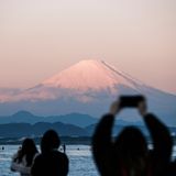 Der Mount Fuji lockt jedes Jahr zehntausende Touristen nach Japan – und die hinterlassen auf den Wanderwegen jede Menge Müll. Um die Natur besser vor den Massen an Besuchern zu schützen verlangt die japanische Regierung seit dem Sommer 2024 eine Gebühr für alle Wege, die auf den Vulkan führen. Wer den Aufstieg trotzdem machen will, muss umgerechnet etwa 25 Euro zahlen. Das tägliche Kontingent an Tickets ist zudem begrenzt