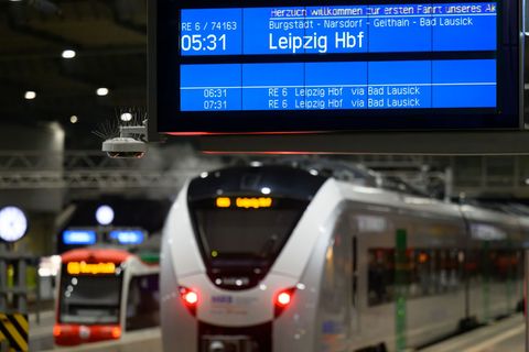 In den kommenden Monaten sollen die bisherigen Doppelstockzüge auf der Strecke Leipzig-Chemnitz komplett durch neue Akkuzüge abg