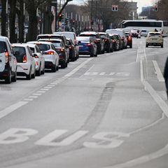 Fährt kein Bus, sind mehr Autos unterwegs - fertig ist der Stau. (Archivbild) Foto: Sebastian Gollnow/dpa