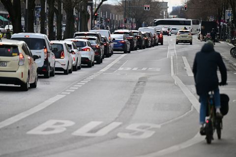 Fährt kein Bus, sind mehr Autos unterwegs - fertig ist der Stau. (Archivbild) Foto: Sebastian Gollnow/dpa