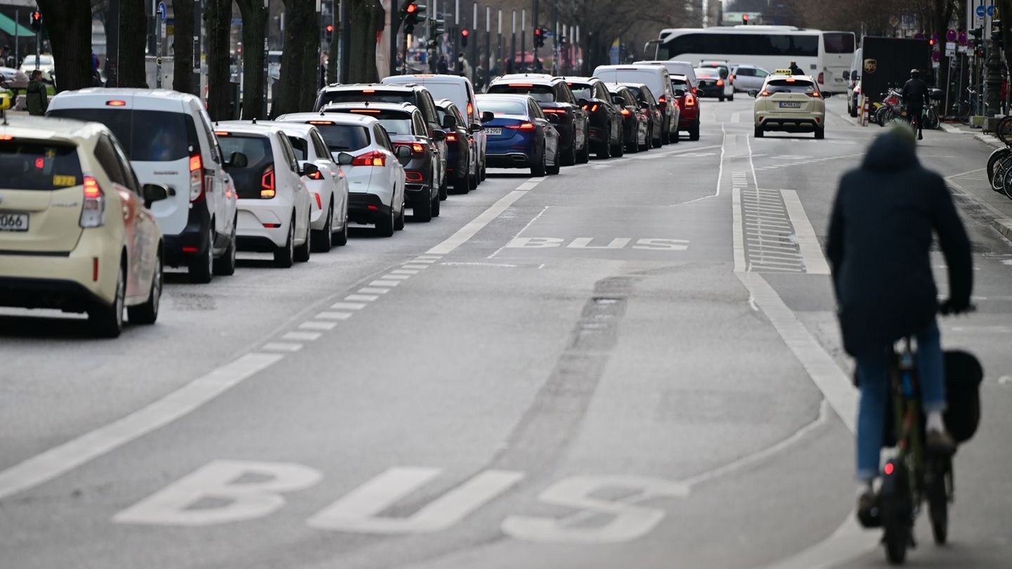 Fährt kein Bus, sind mehr Autos unterwegs - fertig ist der Stau. (Archivbild) Foto: Sebastian Gollnow/dpa
