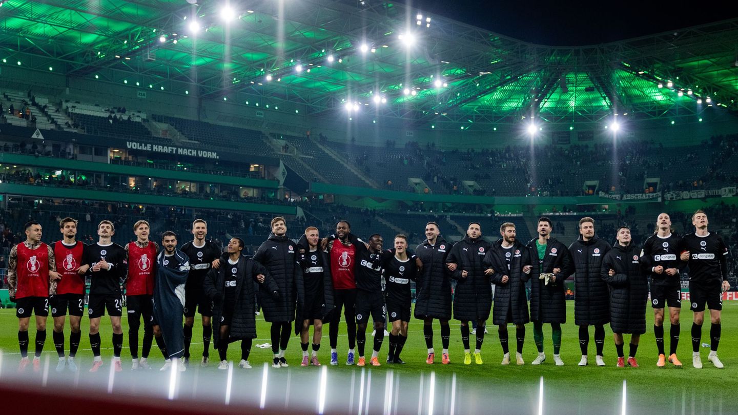 Der FC St. Pauli jubelt im DFB-Pokal - zuletzt im Dezember in Mönchengladbach. Foto: Rolf Vennenbernd/dpa