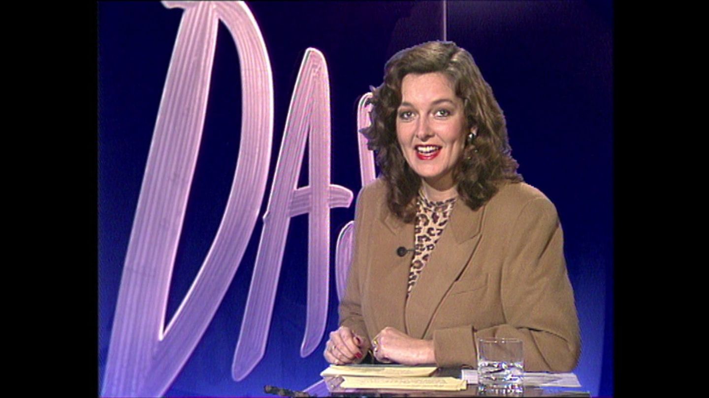 Bild aus der allerersten Sendung: Bettina Tietjen sagt 1993 erstmals "Hallo" im NDR-Format "DAS".