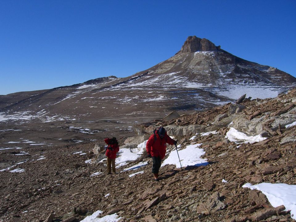 Zwei Wanderer in der antarktischen Trockentäler