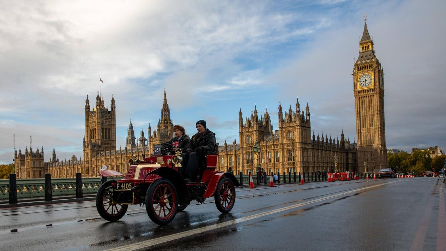 Neben einem Reisepass, der an sich schon teuer genug ist, brauchen Besucher für die Einreise in das Vereinigte Königreich seit 2024 ein sogenanntes "ETA" – die elektronische Reisegenehmigung. Einmal bezahlt ist die Genehmigung für zwei Jahre gültig. Zurzeit kostet das ETA noch umgerechnet 19 Euro, eine Preiserhöhung ist allerdings bereits für 2026 geplant 