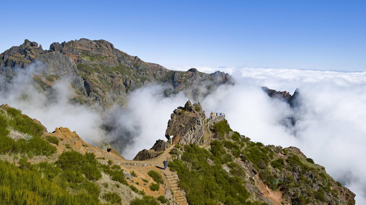 Seit Anfang des Jahres gibt es auf Madeira ein neues Reservierungs- und Zahlungssystem für Wanderwege. Die beliebte Atlantik-Insel will so das stetig steigende Besucheraufkommen regulieren. Die Gebühr kostet Urlauber nur 4,50 Euro pro Person  – wer ohne Ticket wandert, riskiert eine Strafe von bis zu 50 Euro