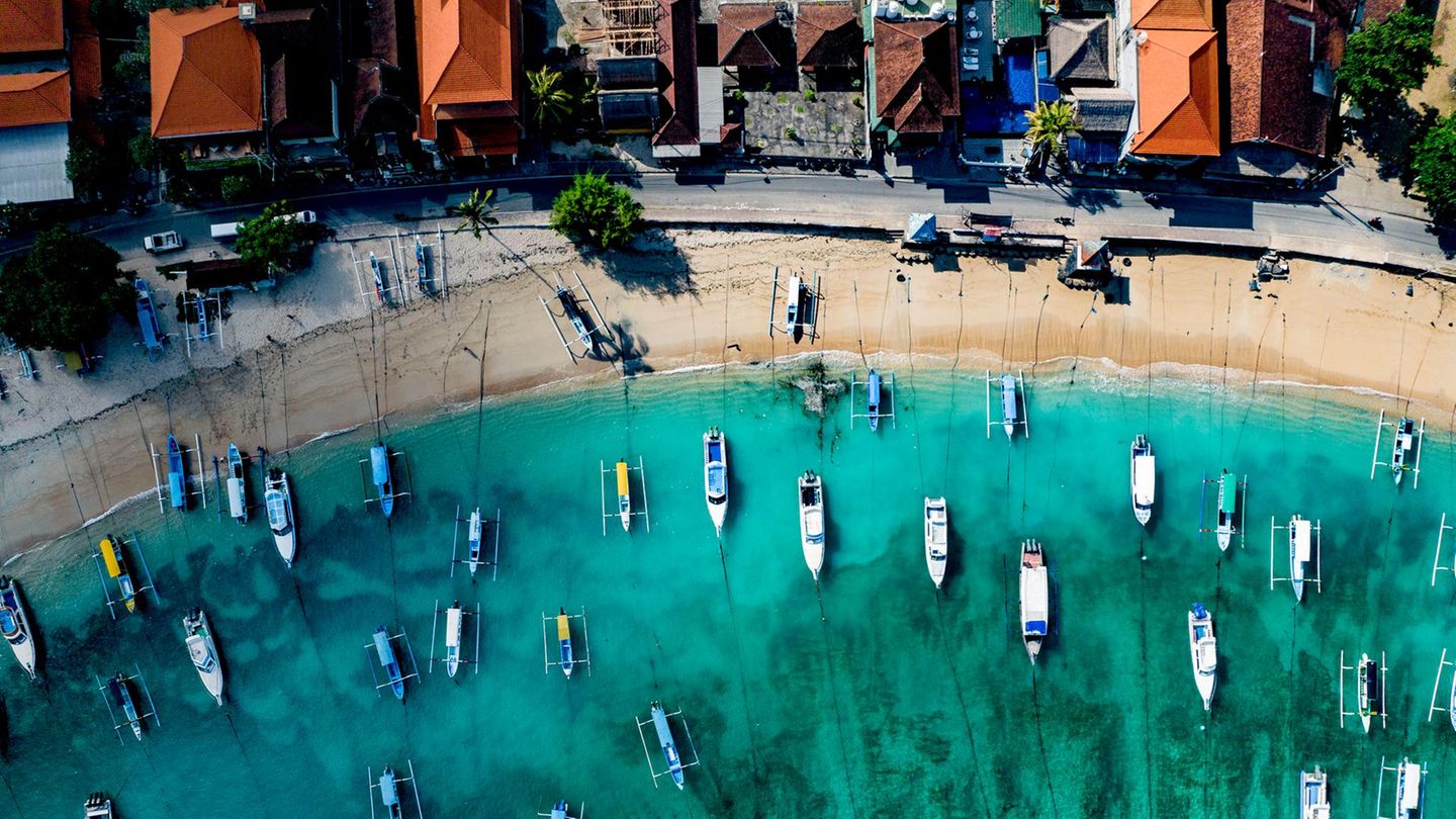 Eine Gebühr für den Schutz von Klima und Kultur – sie hat die indonesische Insel Bali Anfang 2024 eingeführt. Neben dem Visum müssen Urlauber bei der Einreise jetzt auch eine Tourismusabgabe von umgerechnet etwa zehn Euro pro Person zahlen. Damit sollen vor allem Programme zum Schutz der Umwelt unterstützt werden. Zudem erhofft sich die indonesische Regierung damit ein erhöhtes Verantwortungsbewusstsein der Urlauber und mehr Respekt für die lokale Kultur – die hat nämlich in den vergangenen Jahren stark unter dem Massentourismus gelitten 