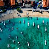 Eine Gebühr für den Schutz von Klima und Kultur – sie hat die indonesische Insel Bali Anfang 2024 eingeführt. Neben dem Visum müssen Urlauber bei der Einreise jetzt auch eine Tourismusabgabe von umgerechnet etwa zehn Euro pro Person zahlen. Damit sollen vor allem Programme zum Schutz der Umwelt unterstützt werden. Zudem erhofft sich die indonesische Regierung damit ein erhöhtes Verantwortungsbewusstsein der Urlauber und mehr Respekt für die lokale Kultur – die hat nämlich in den vergangenen Jahren stark unter dem Massentourismus gelitten 