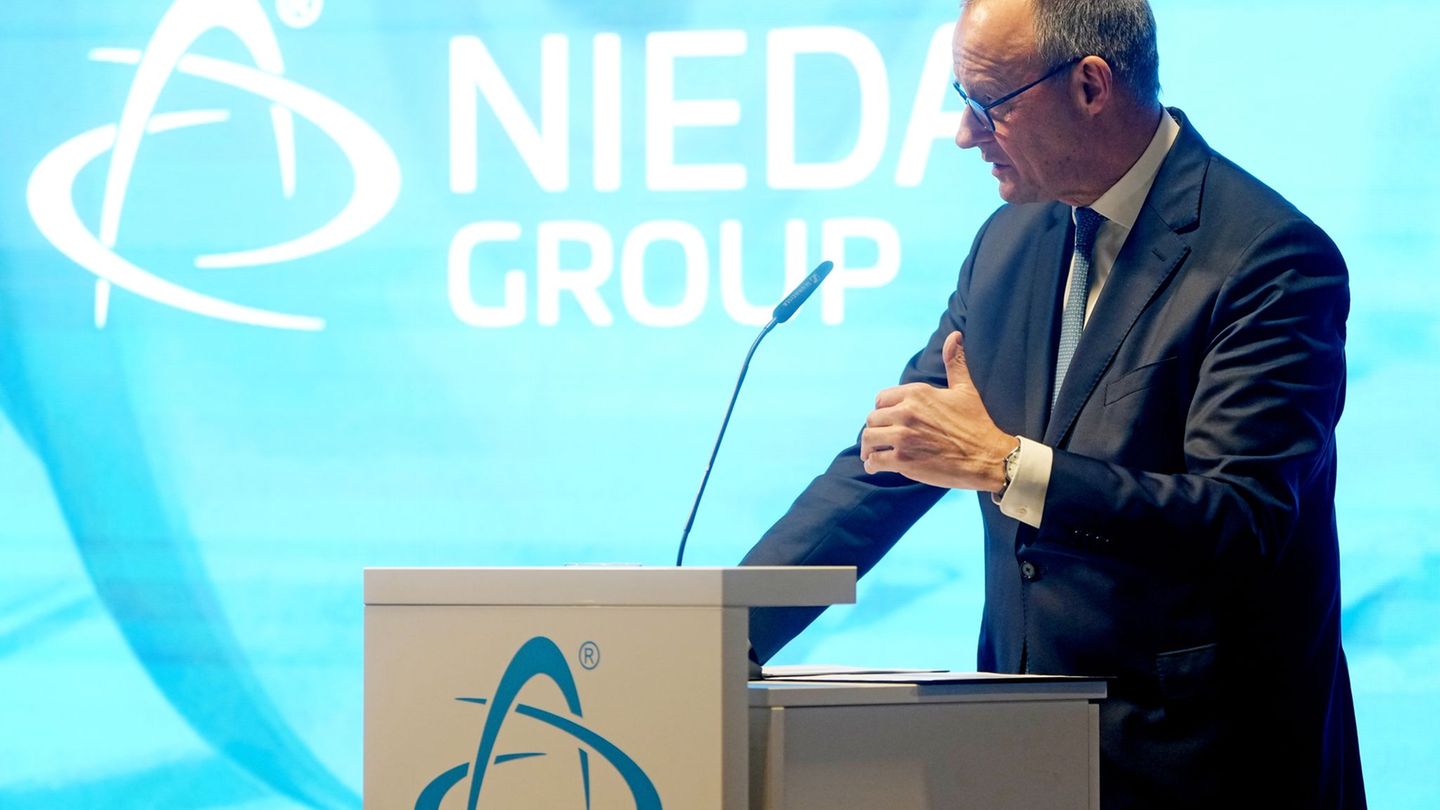 Der Bundeskanzler spricht bei der Eröffnung des neuen Niedax-Campus von einem Epochenbruch. Foto: Thomas Frey/dpa