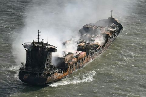 Ausgebrannter Frachter "Solong"