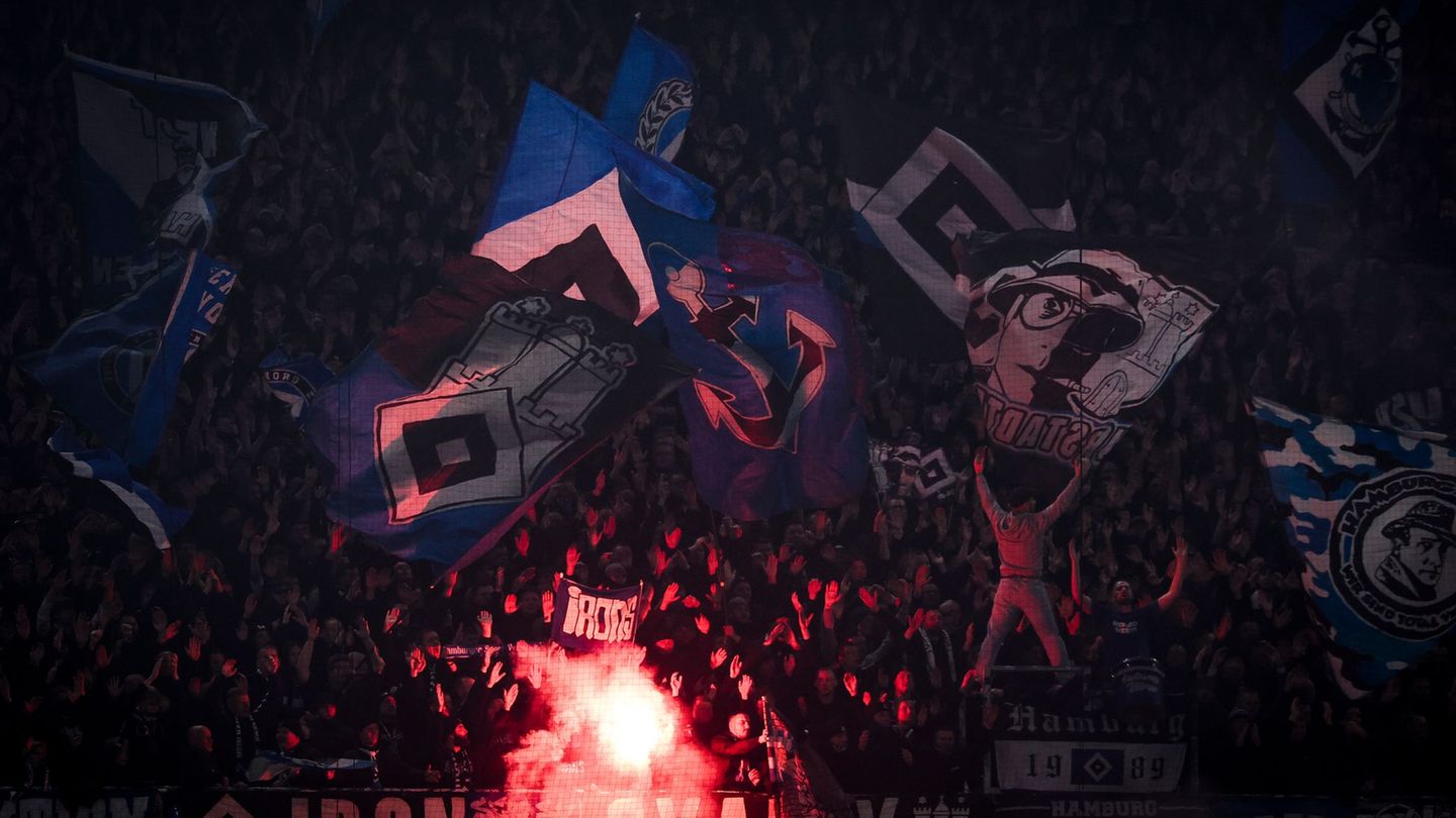 Teures Spiel der Fans mit dem Feuer: HSV muss viel Geld für die Pyroshow seiner Anhänger bezahlen. (Archivbild) Foto: Christian