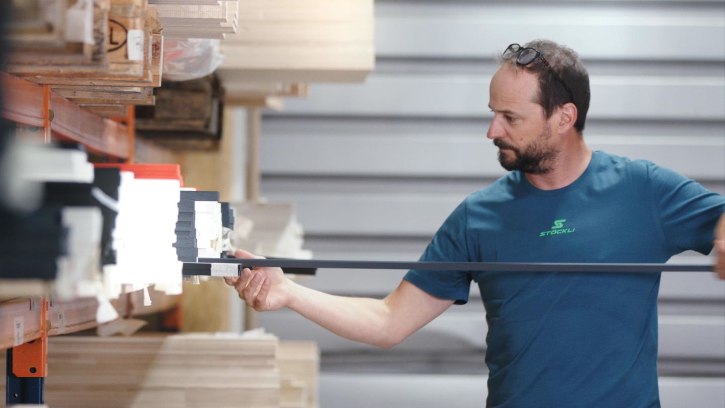 Mathieu Fauve mit einem Ski in der Hand