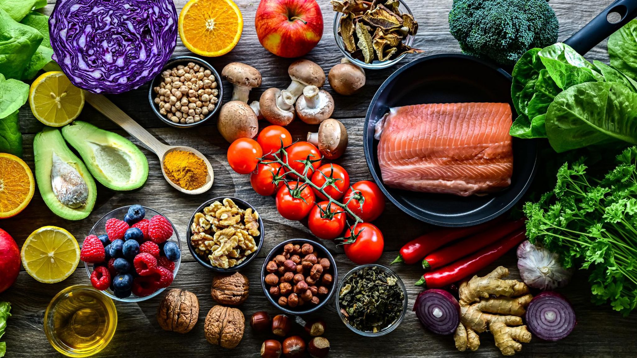 Antientzündliche Ernährung: Stillleben mit Gemüse, Nüssen, Pilzen und Fisch
