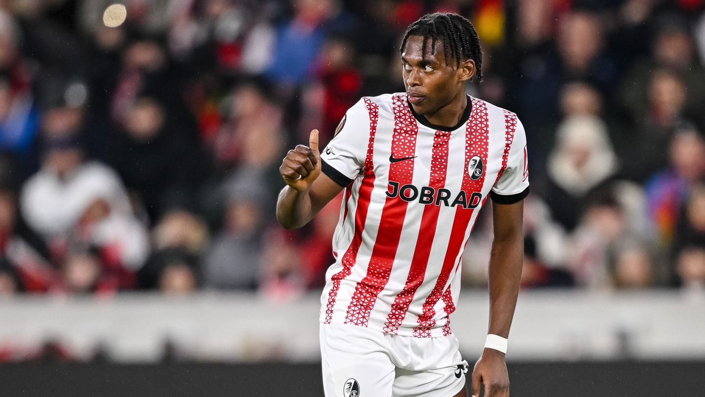 Nimmt in Schottland einen neuen Anlauf: Freiburgs Junior Adamu. (Archivbild) Foto: Harry Langer/dpa