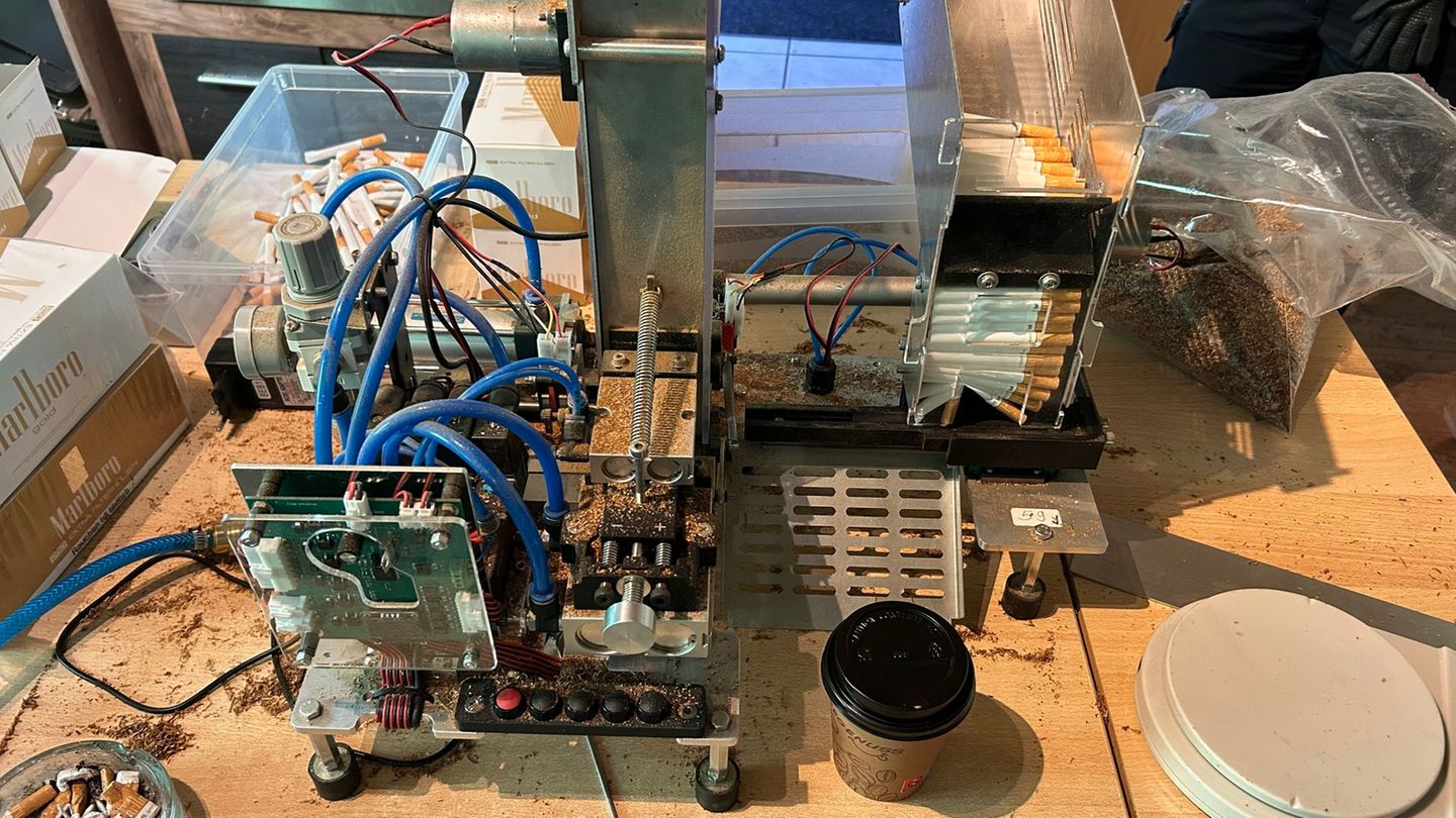 Zoll-Selbstgebaute-Zigarettenmaschine-beschlagnahmt
