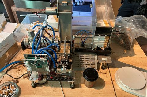 500 Zigaretten pro Stunde konnte die Maschine fertigstellen. Foto: Hauptzollamt München/dpa