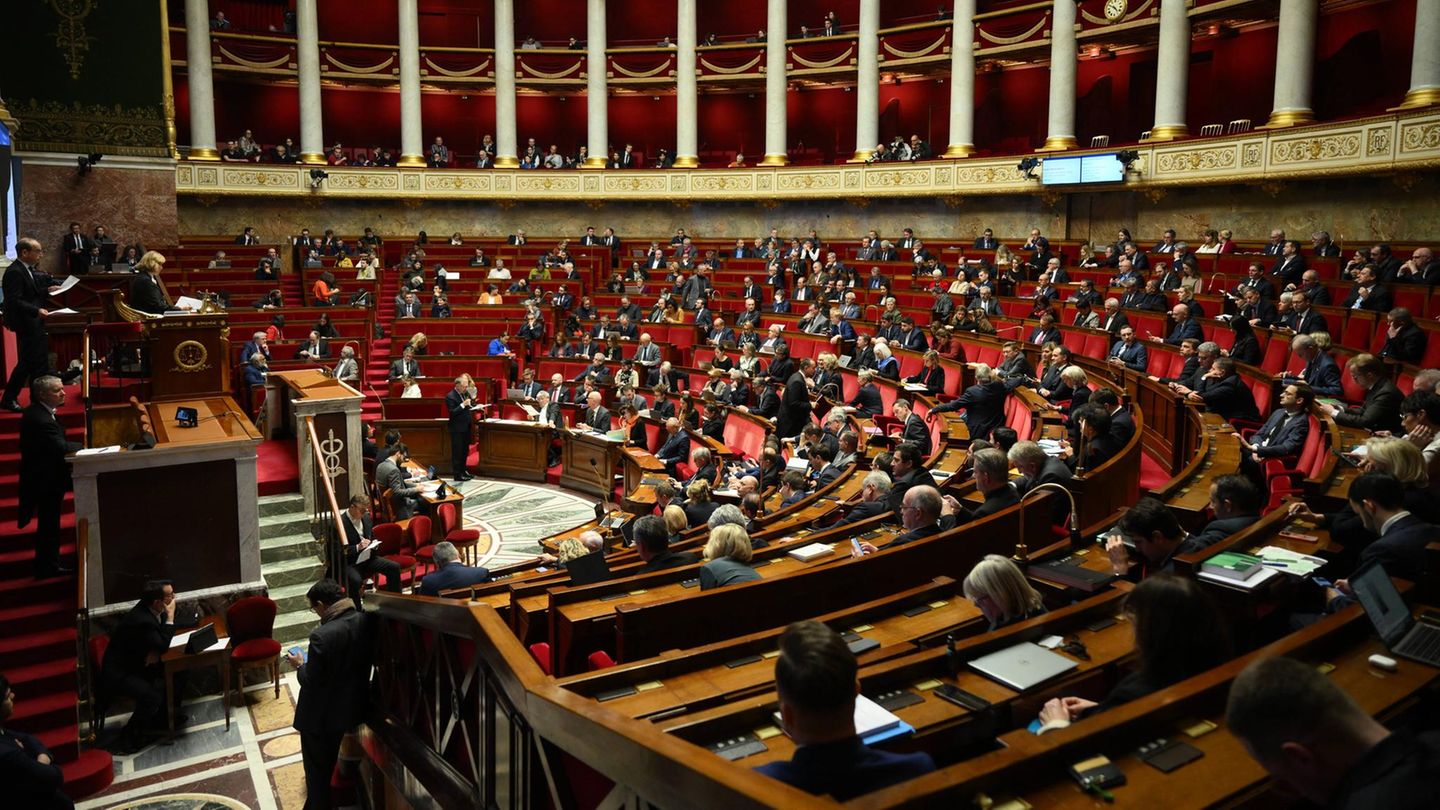 Haushaltsstreit-Frankreichs-Regierung-bersteht-Misstrauensvoten-Haushalt-verabschiedet
