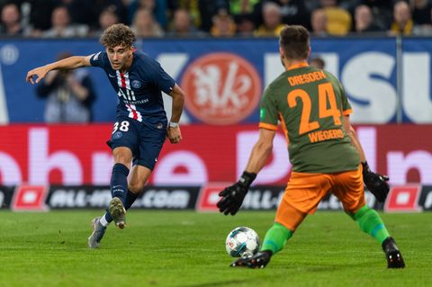 Adil Aouchiche (l) spielte einst für Paris Saint-Germain. (Archivbild) Foto: Robert Michael/dpa-Zentralbild/dpa