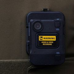 Eine Körperkamera an einem Polizisten
