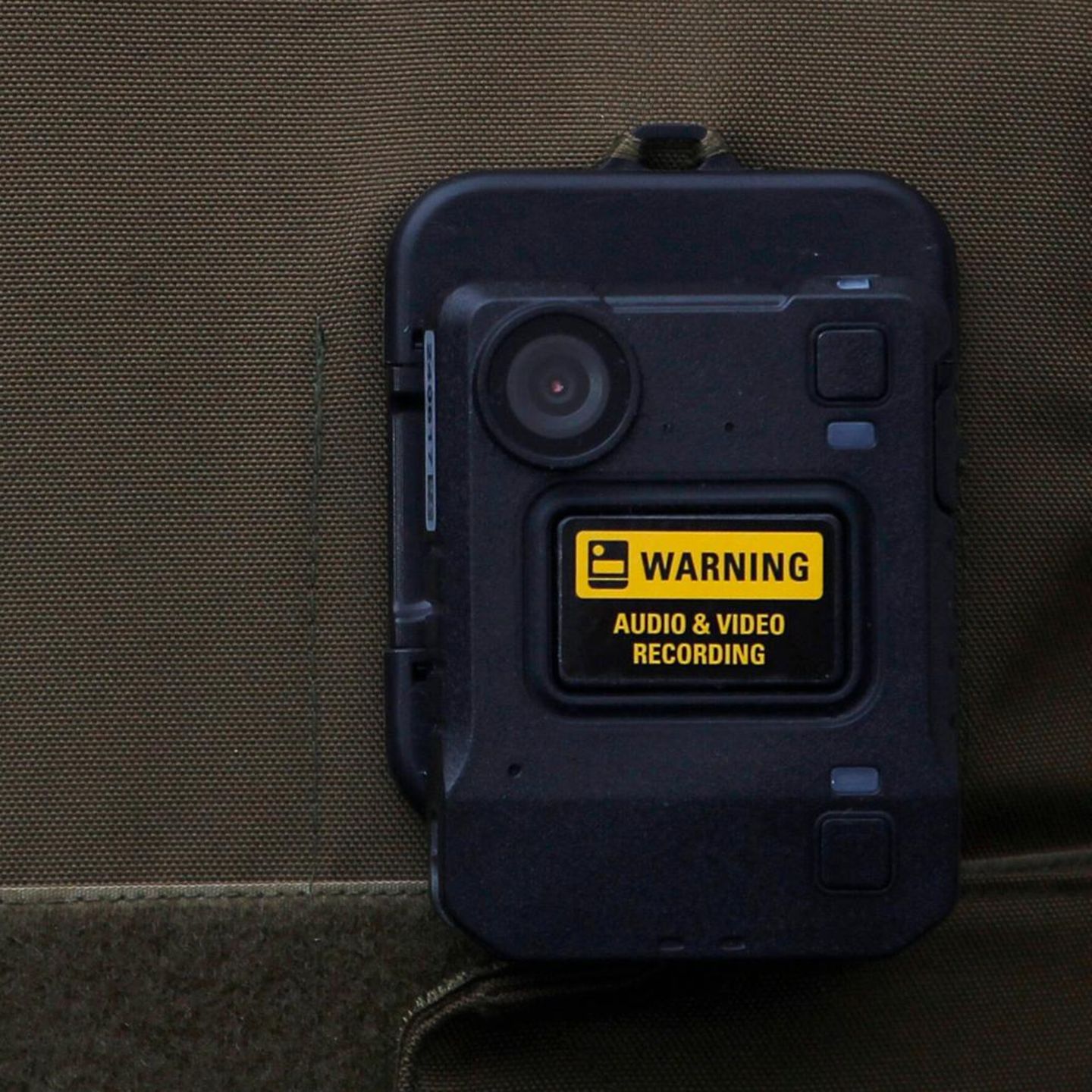 Eine Körperkamera an einem Polizisten