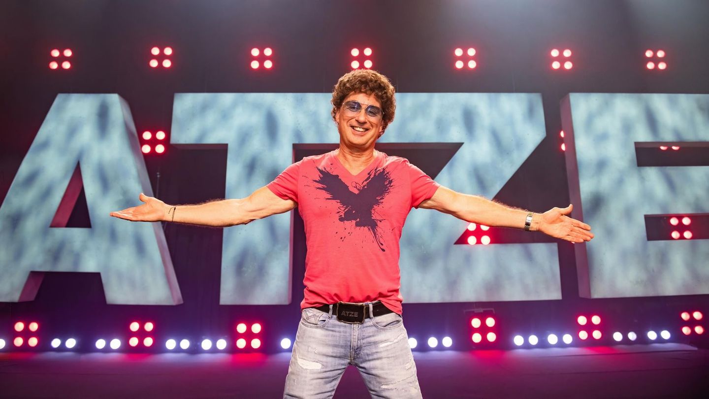 Mit offenen Armen geht Atze Schröder auf seine Fans zu.