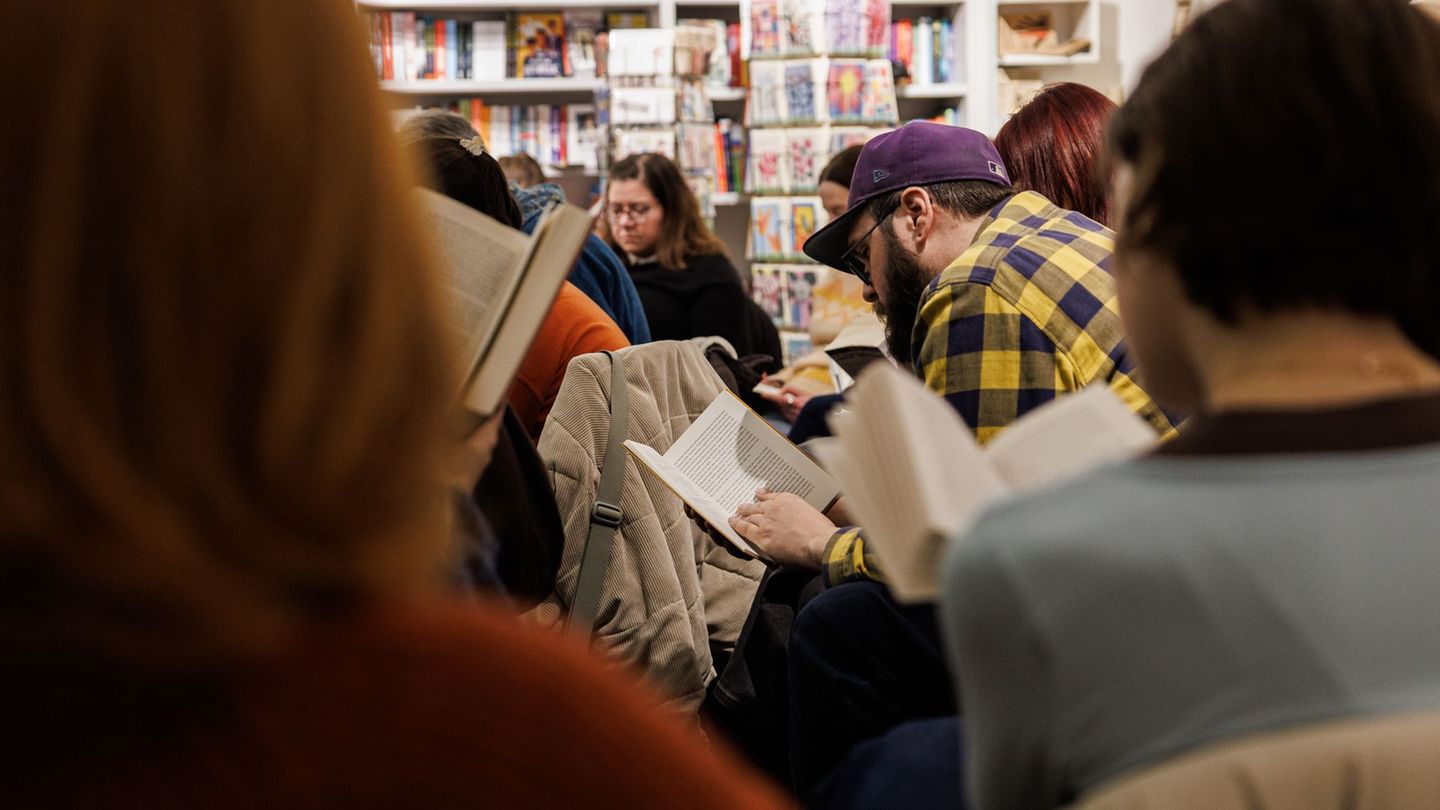 Gemeinsam lesen in Stille - das ist das Konzept des "Silent Book Clubs". Foto: Hannes P. Albert/dpa