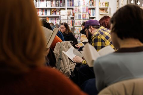 Gemeinsam lesen in Stille - das ist das Konzept des "Silent Book Clubs". Foto: Hannes P. Albert/dpa