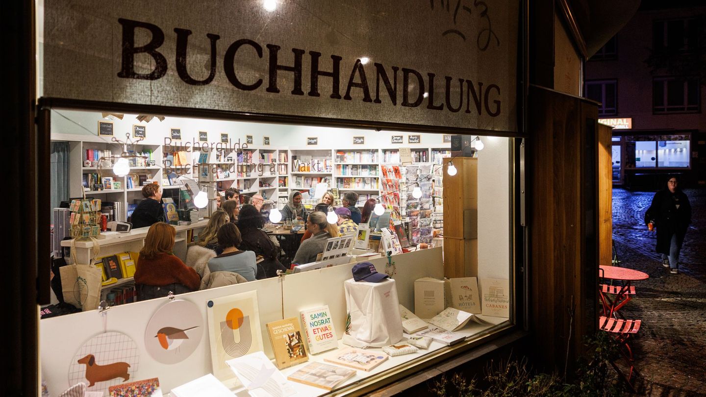 Gemeinsam in Stille lesen - das ist das Konzept des "Silent Book Clubs" in Darmstadt. Foto: Hannes P. Albert/dpa