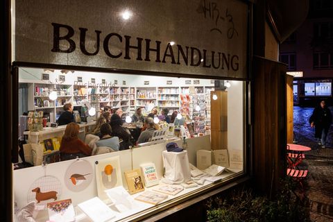 Gemeinsam in Stille lesen - das ist das Konzept des "Silent Book Clubs" in Darmstadt. Foto: Hannes P. Albert/dpa