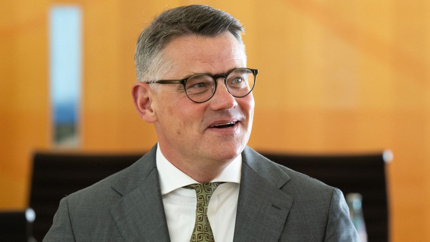 Hessens Ministerpräsident Boris Rhein (CDU) äußert sich laut Tagesordnung in der zweiten Lesung des Haushalts 2026 im Landtag. (