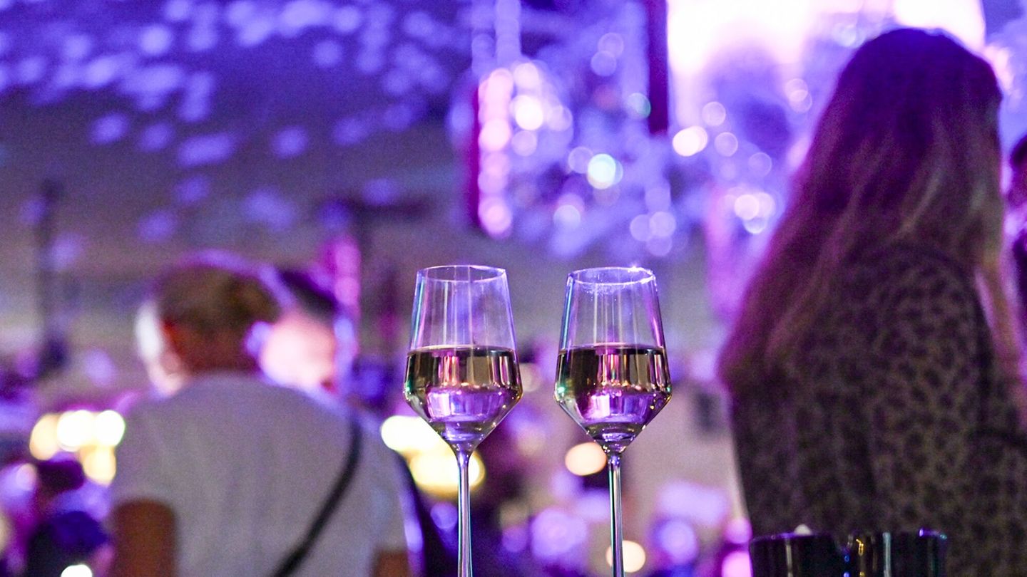 Zwei Gläser stehen unbeaufsichtigt auf einem Tisch im Club. (Symbolbild) Foto: Jens Kalaene/dpa/dpa-tmn